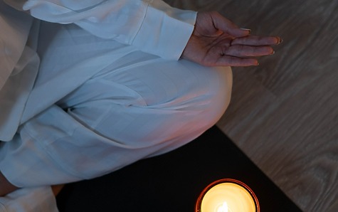 Yoga doux à la lueur des bougies