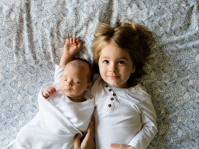 Arrivée d&rsquo;un nouvel enfant : comment construire des liens solides entre frères et sœurs
