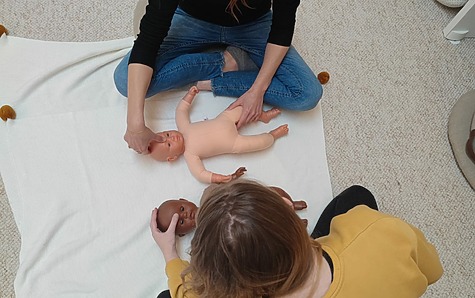 Les bienfaits de l’acupression : comment soulager bébé et ton postpartum