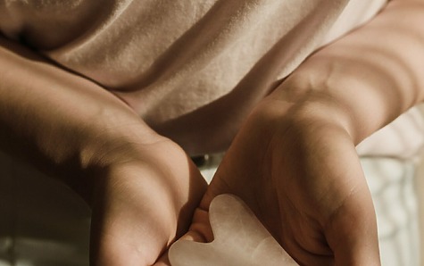 Guasha : prendre soin de soi grâce à l’auto-massage du visage